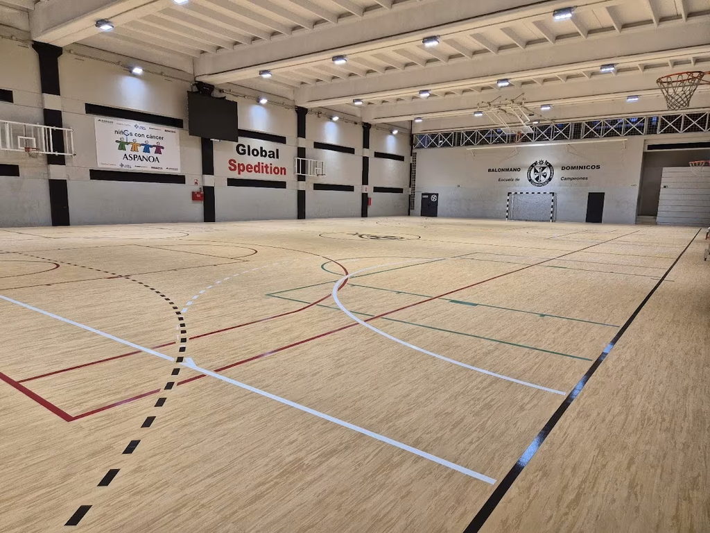Pabellón del colegio Dominicos con las canastas montadas